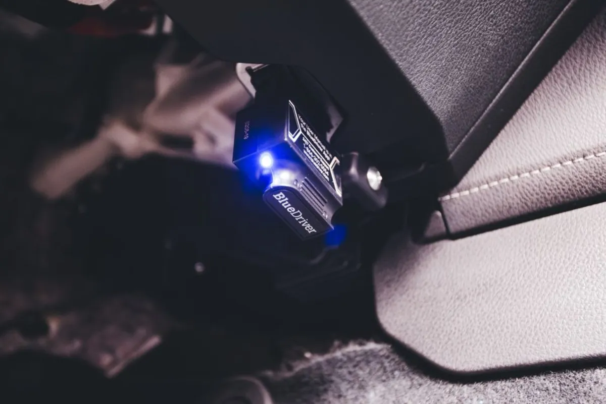 Valise de diagnostic branchée sur la prise OBD pour la reprogrammation d'une carte de démarrage perdue
