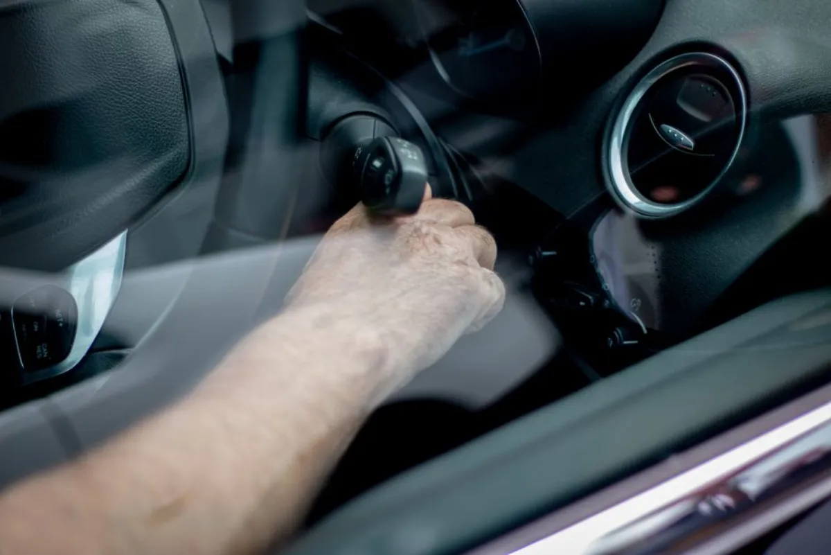 Technicien en clé auto service 78 ouvrant une portière de voiture sans dégât
