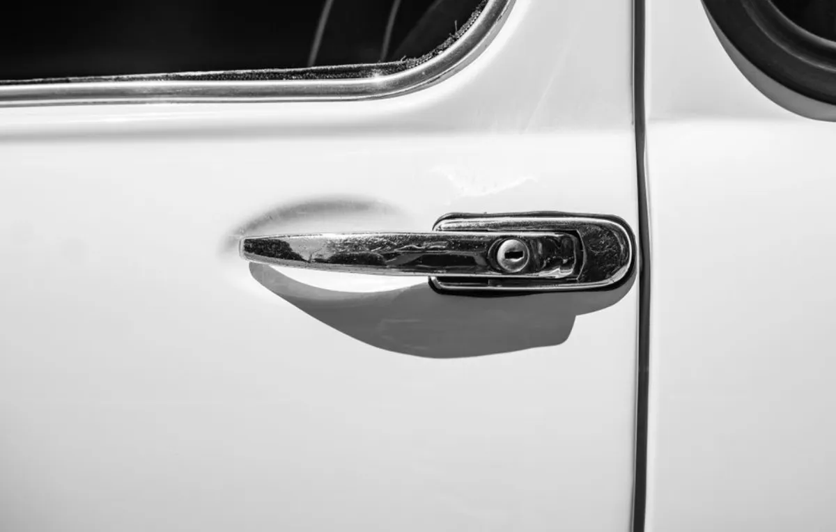 Serrure de portière de voiture dans laquelle une clé cassée doit être extraite à Aubervilliers