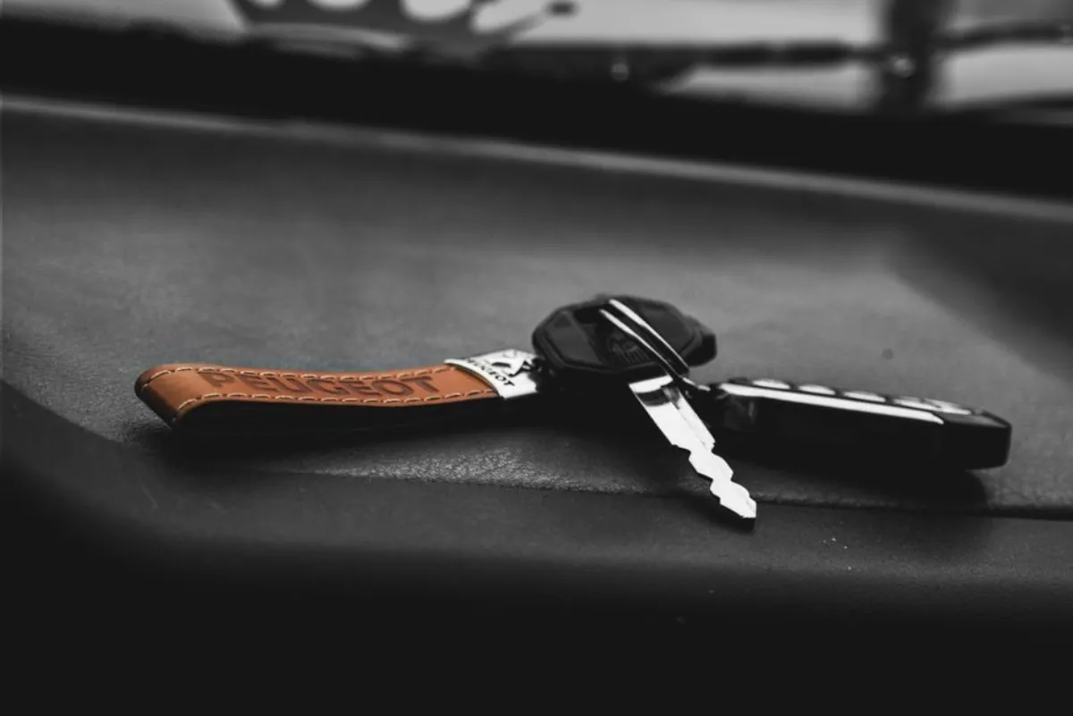Serrurier automobile extrayant une clé cassée du neiman d'un véhicule