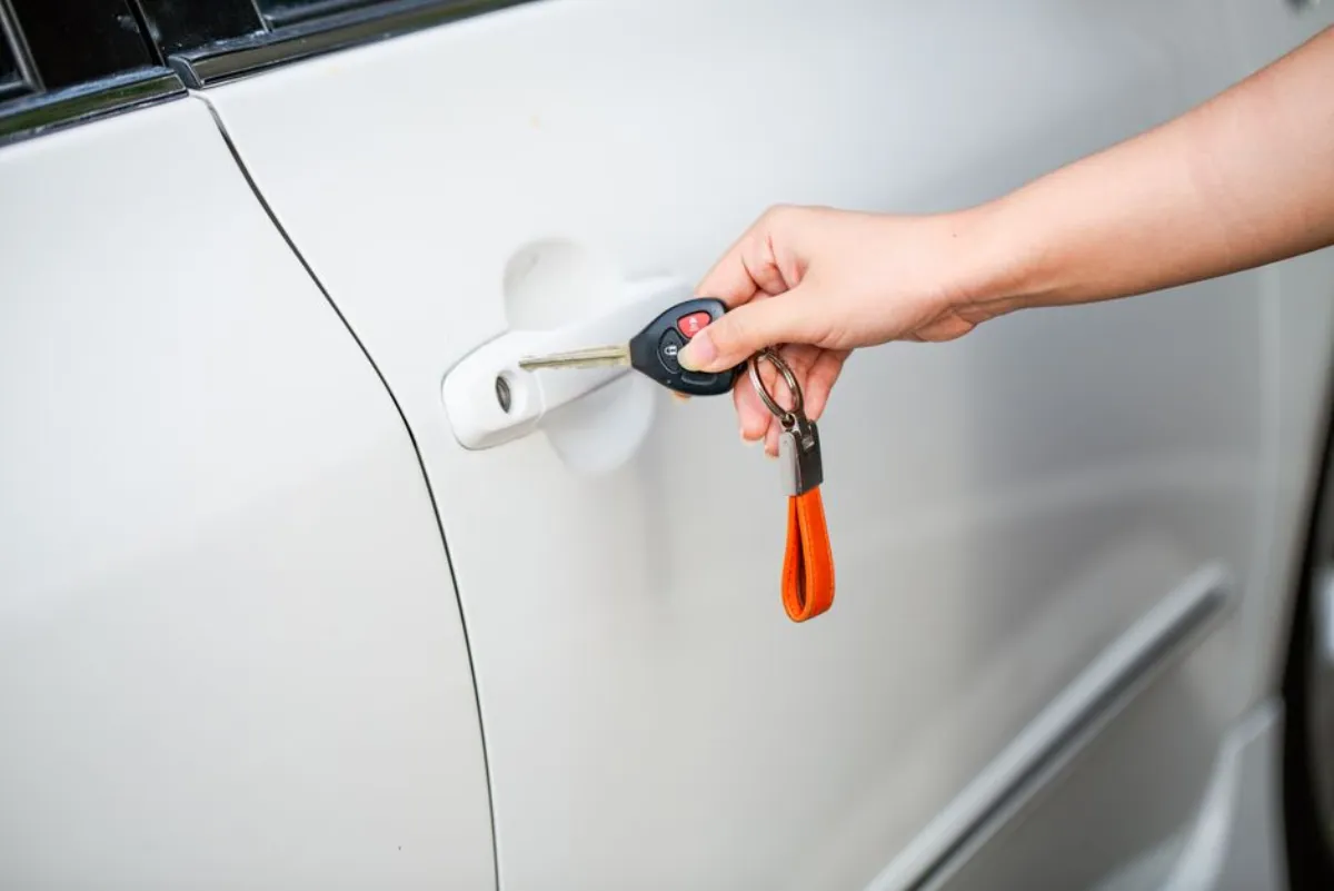 Clé de voiture à la main devant la portière — dépannage clé cassée à Evry