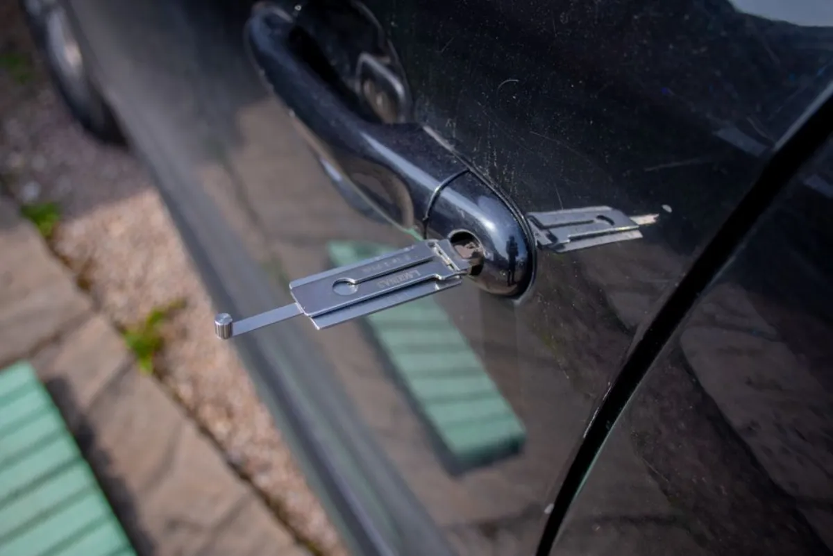 Intervention d'un serrurier automobile sur la serrure de portière d'une voiture