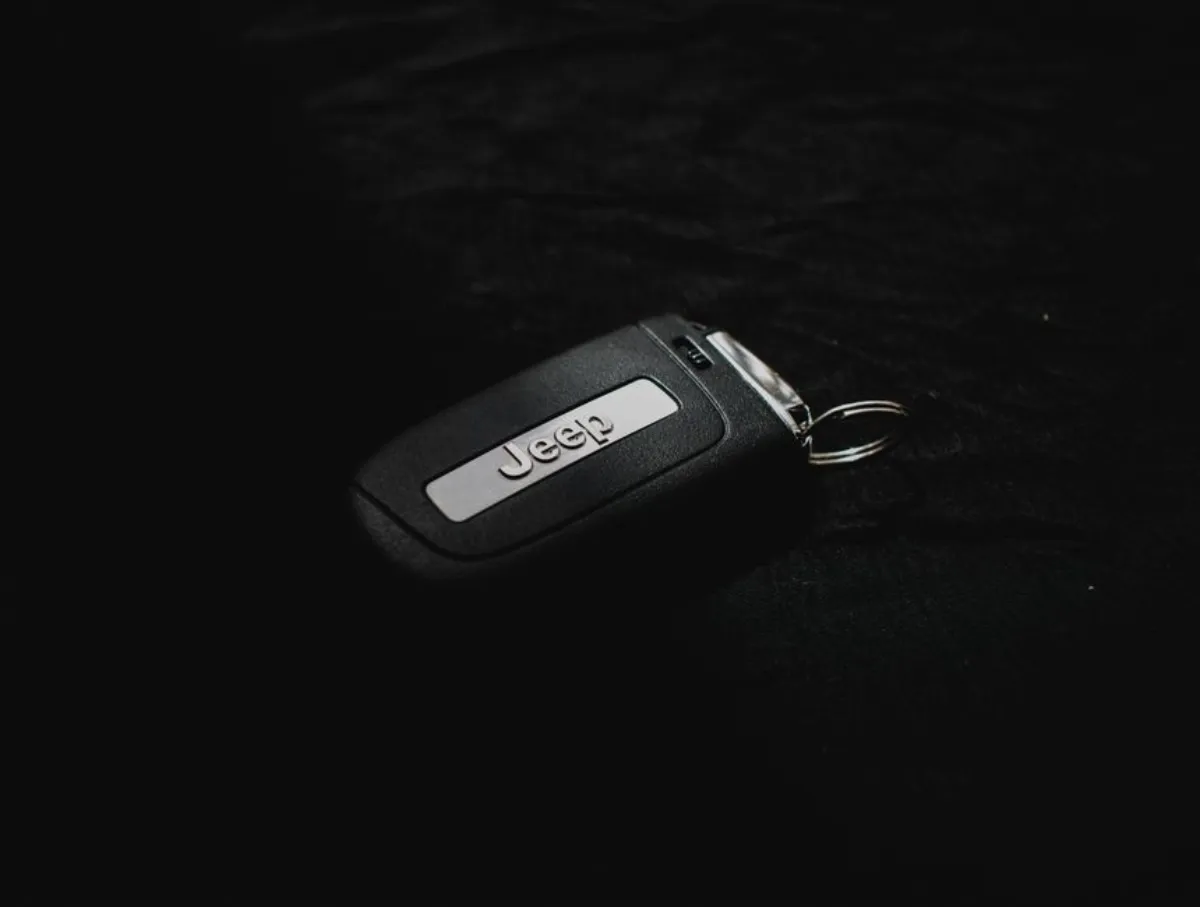Clé de secours de voiture à télécommande posée sur fond sombre à Sarcelles