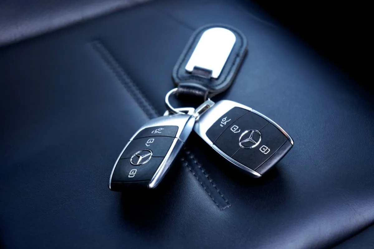 Clé de voiture perdue en cours de reprogrammation par un spécialiste à Antony