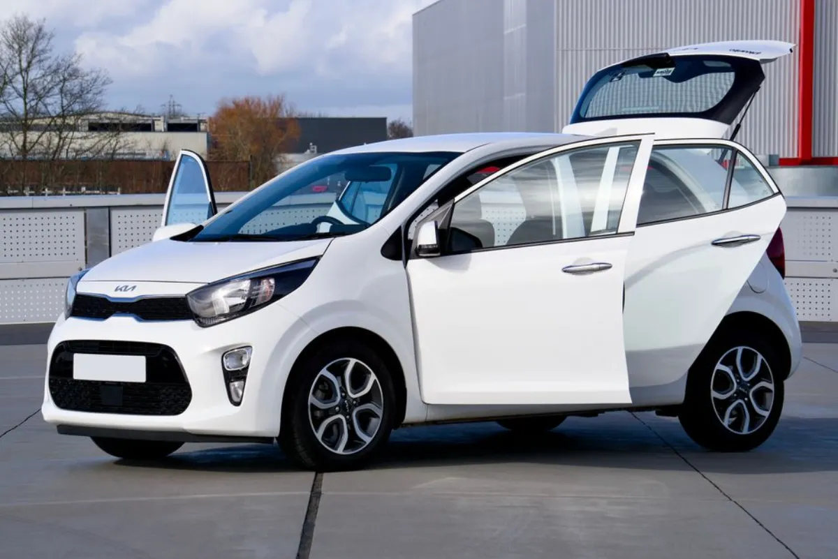 Serrurier automobile intervenant sur une portière après une clé perdue de voiture à Créteil