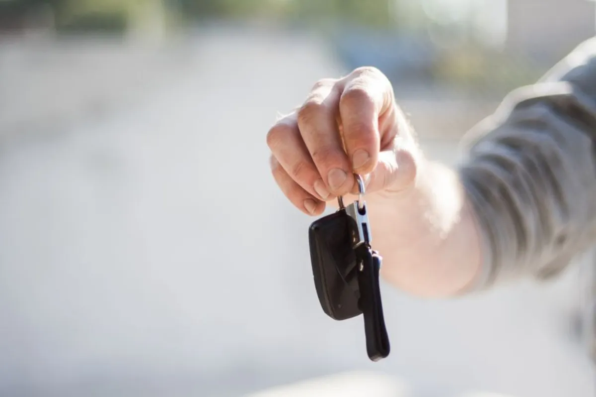 Serrurier automobile refaisant une clé de voiture perdue à Meaux
