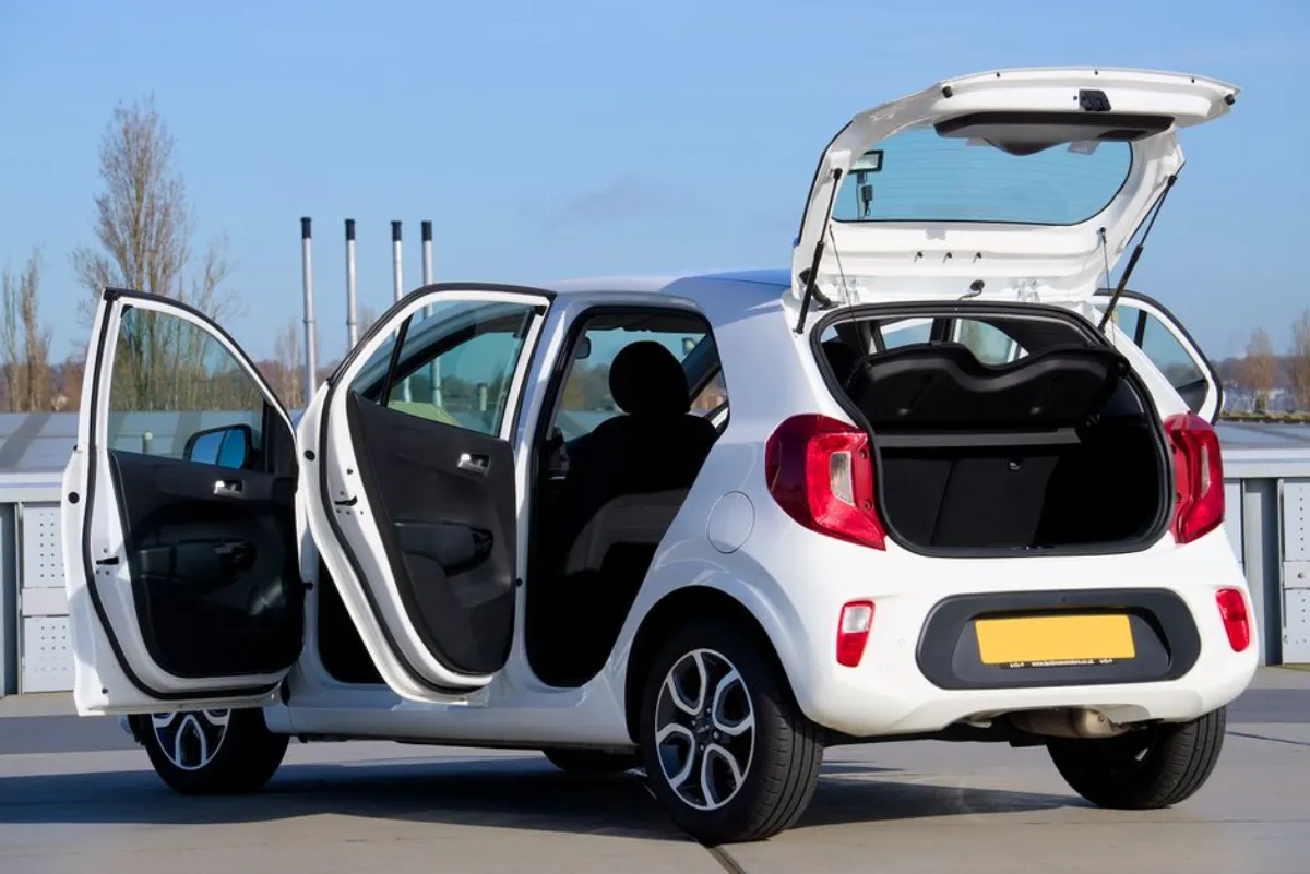 Clé de voiture à télécommande tenue en main après une clé voiture perdue à Disney