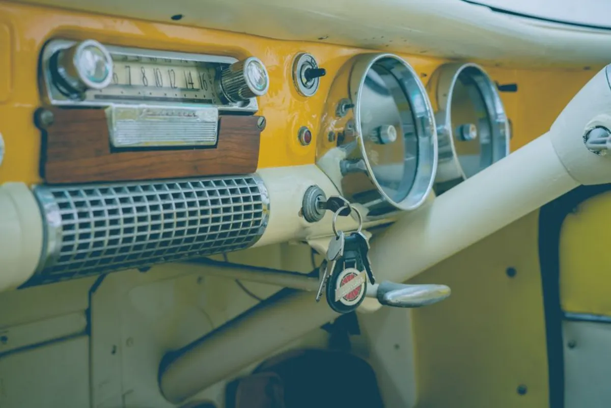Serrurier automobile fabriquant une clé de voiture perdue à Paris