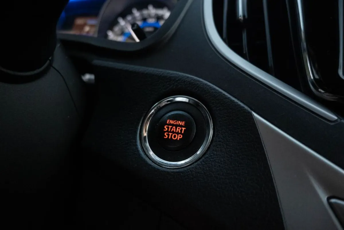 Clé de voiture keyless à bouton démarrage, protégée contre l'attaque par relais
