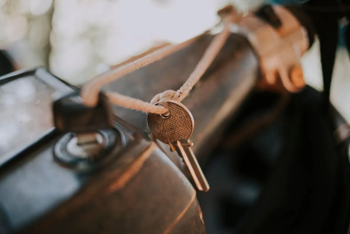 Serrurier automobile reprogrammant une clé de voiture après un vol en Île-de-France