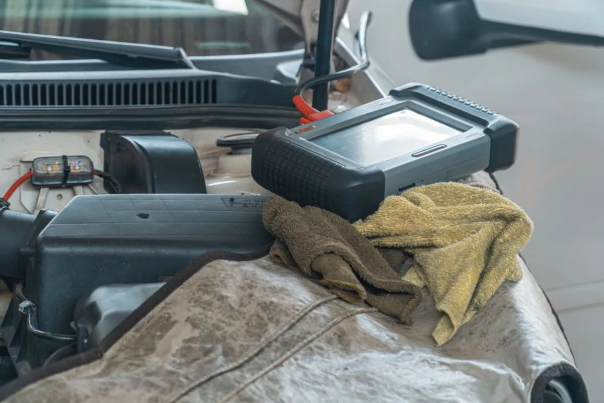 Programmation d'une nouvelle clé de voiture avec une valise de diagnostic branchée sur la prise OBD