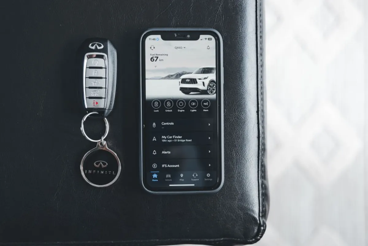 Clé de voiture numérique sur smartphone approchée d'une portière