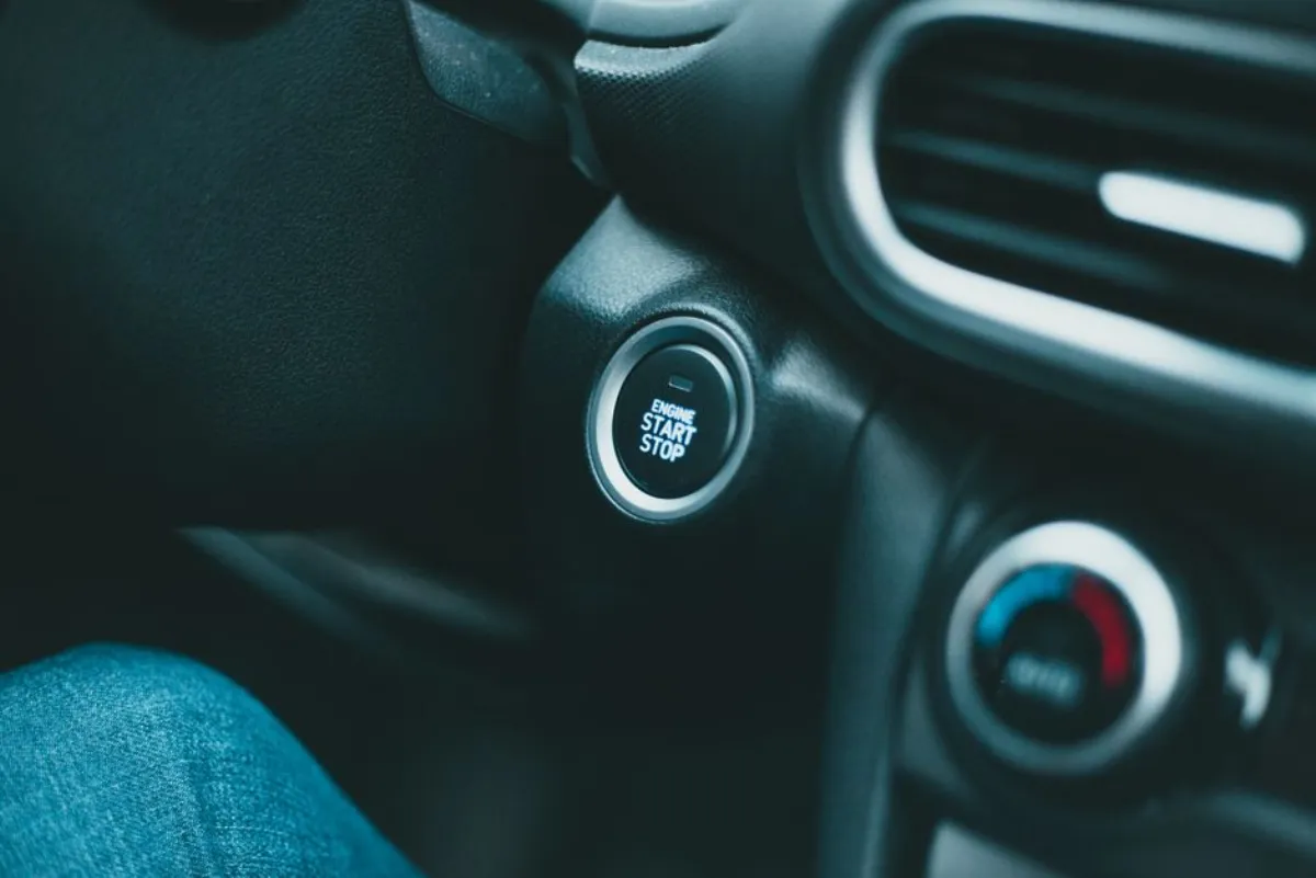 Bouton start du démarrage sans clé sur le tableau de bord d'une voiture keyless