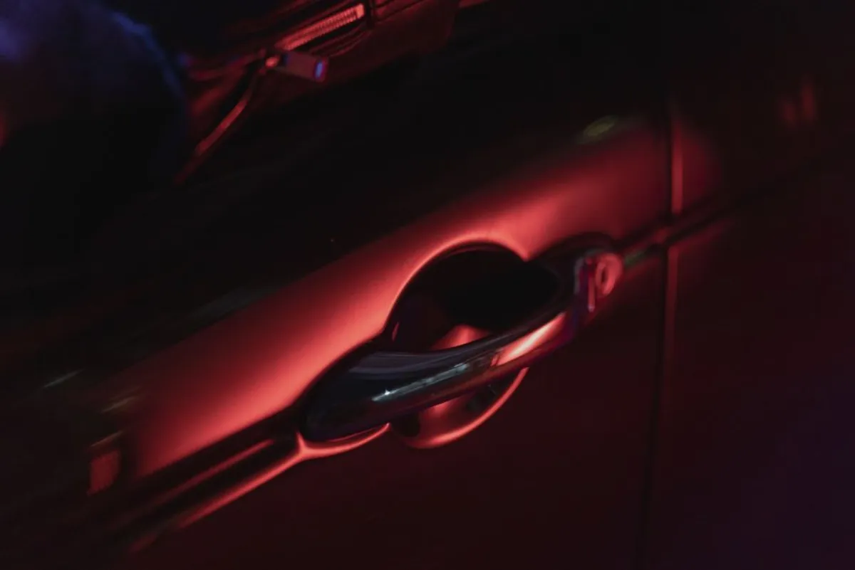 Portière de voiture ouverte par attaque électronique lors d'un vol par mouse jacking
