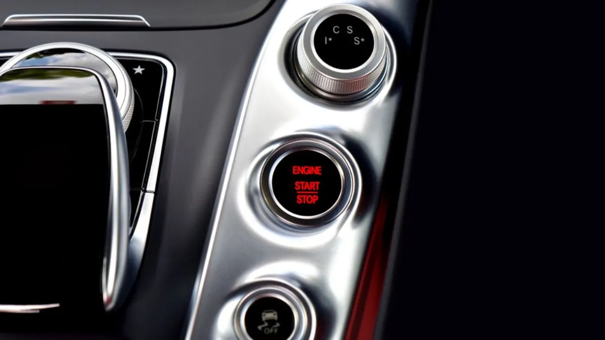 Bouton de démarrage sans clé sur le tableau de bord d'un véhicule keyless