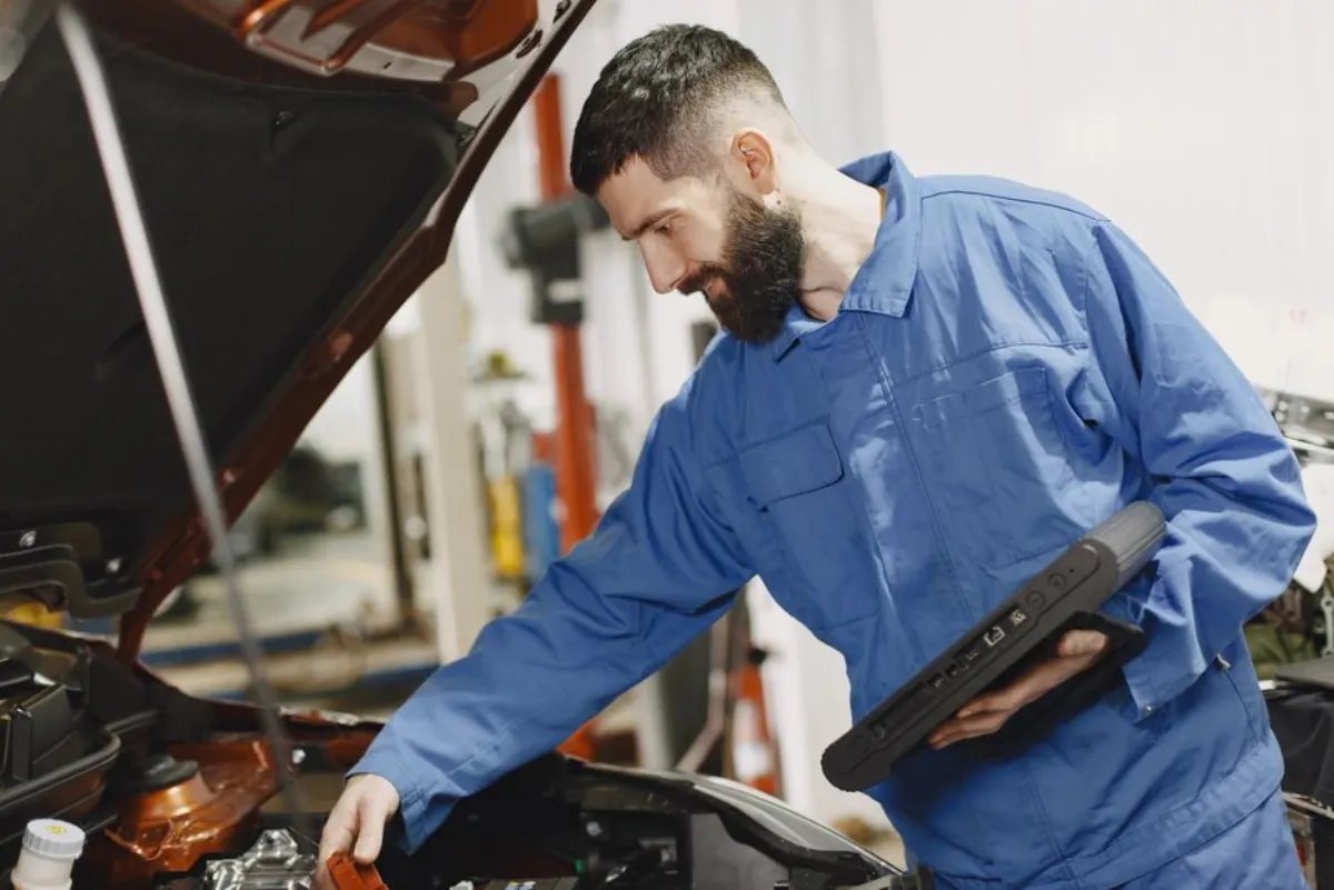 Serrurier auto fiable branchant sa valise de diagnostic sur la prise OBD du véhicule