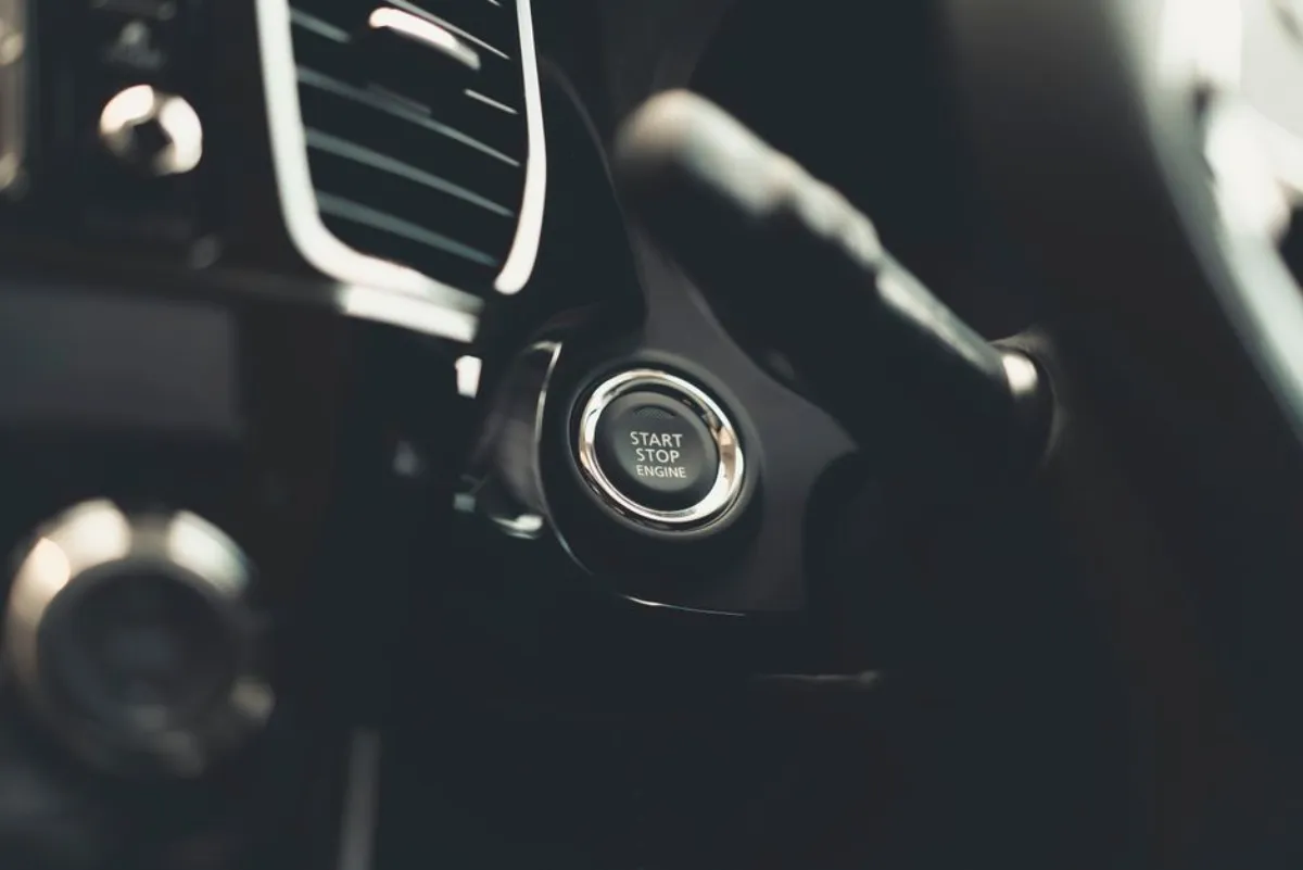 Clé de voiture keyless à démarrage sans clé, vulnérable au vol par relay attack