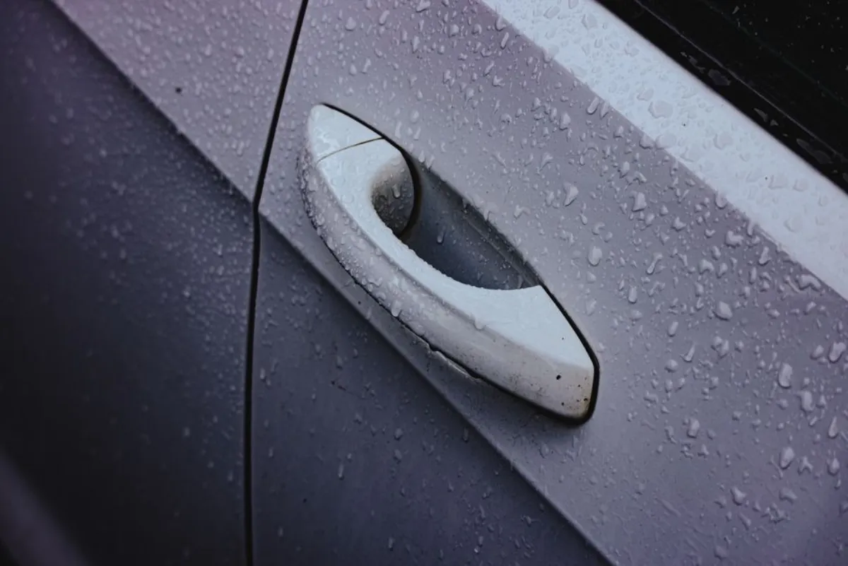 Poignée de portière de voiture la nuit, ouverture sans effraction lors d'un vol par relais